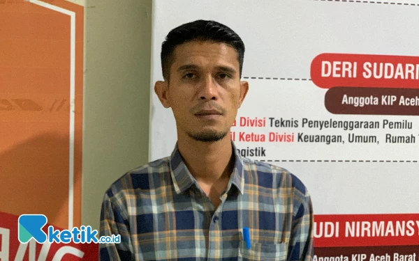 Foto Ketua KIP Abdya, Iswandi saat diwawancarai Ketik.co.id di Sekretariat KIP Abdya, Selasa malam, 29 Oktober 2024. (Foto: Cutbang Ampon/Ketik.co.id)