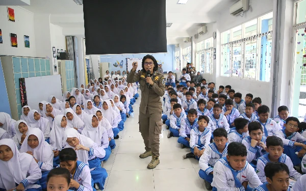 Foto Satpol PP Surabaya saat memberikan edukasi terkait bullying di sekolah. (Foto: Humas Pemkot Surabaya)