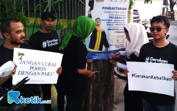 Foto Para Pemuda Baik menyampaikan imbauan untuk tidak memaku pohon dan menjaga kelestarian lingkungan. (Foto: Fathur Roziq/Ketik.co.id)