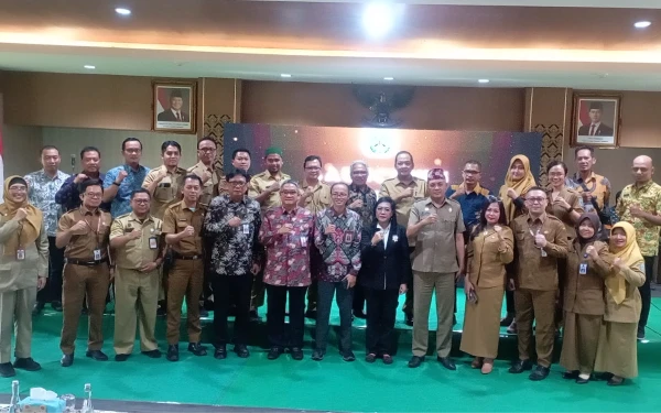 Foto Kepala Brida Jatim, Andriyanto (tengah) foto bersama para undangan di acara Launching Pusat Inovasi dan Kebijakan 5.0 (Foto: Brida Jatim)