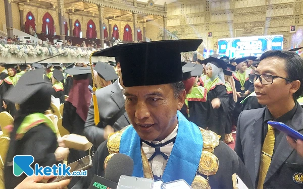 Foto Rektor Unesa, Prof Nurhasan saat ditemui usai wisuda. (Foto: Husni Habib/Ketik.co.id)