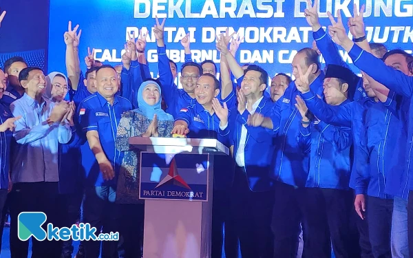 Foto Pasangan Calon Gubernur dan Wakil Gubernur Jatim Khofifah dan Emil berfoto bersama dengan kader partai demokrat Jatim, Rabu, 30 Oktober 2024. (Foto: Khaesar/Ketik.co.id)