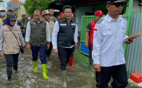 Foto Calon Bupati Sidoarjo Subandi (tiga dari kiri) saat menjabat Wakil Bupati Sidoarjo mendatangi lokasi banjir di daerah Pepelegi, Waru. (Foto: Dokumen Kominfo Sidoarjo)