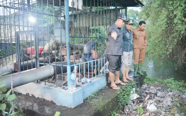 Foto Calon Bupati Sidoarjo Subandi saat menjabat Wakil Bupati Sidoarjo melihat saluran dan pompa air di kawasan Waru bersama anggota DPRD Sidoarjo. (Foto: Dokumen Kominfo Sidoarjo)