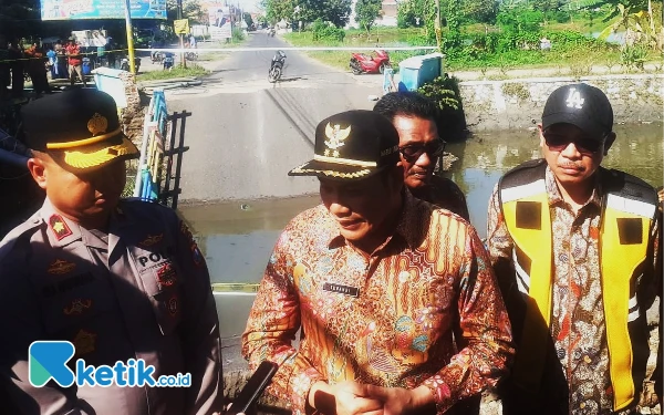 Foto Calon Bupati Sidoarjo Subandi saat menjabat Plt Bupati Sidoarjo melakukan inspeksi ke lokasi Jembatan Kedungpeluk yang ambruk pada Juli 2024 lalu. (Foto: Fathur Roziq/Ketik.co.id)