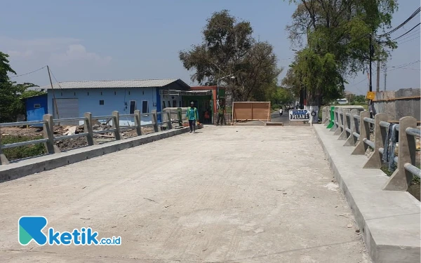 Foto Bentang Jembatan Kedungpeluk yang baru sudah selesai dibangun. Mulus. Tinggal pengaspalan. (Foto: Fathur Roziq/Ketik.co.id)