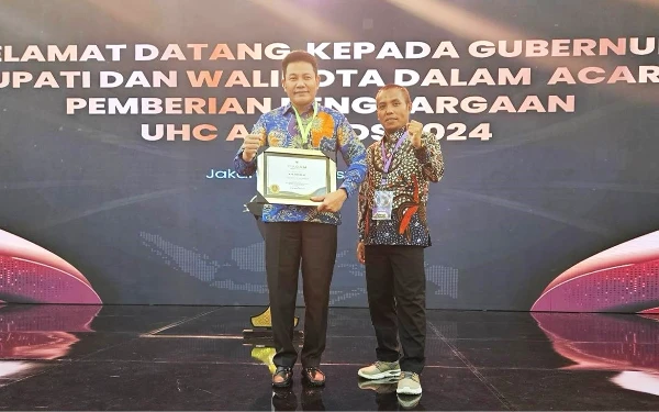 Foto Calon Bupati Sidoarjo Subandi saat menjabat Plt Bupati Sidoajo menerima penghargaan nasional UHC Award Kategori Madya dari Pemerintah RI. (Foto: Dinas Kominfo)