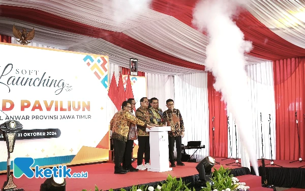 Foto Pj Gubernur Jatim Adhy Karyono meninjau fasilitas Grand Paviliun RSSA Malang, Kamis 31 Oktober 2024. (Foto: Sholeh/Ketik.co.id)