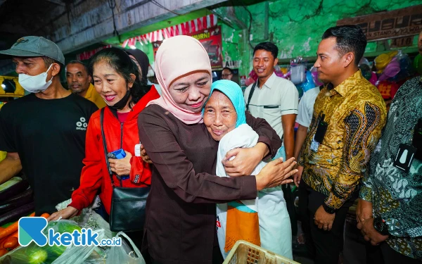 Foto Calon gubernur Jatim nomor urut 2 Khofifah Indar Parawansa memeluk langsung pedagang yang ingin memeluk dirinya, Kamis, 31 Oktober 2024. (Foto: Khaesar/Ketik.co.id)