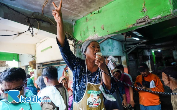 Foto Pedagang pasar wadung asri ini langsung menerikkan nama Khofifah untuk menjadi Gubernur Jatim dua periode, Kamis,31 Oktober 2024. (Foto: Khaesar/Ketik.co.id)