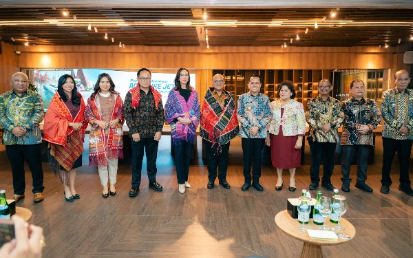 Foto Menpar RI, Widiyanti Putri Wardhana; Wakil Menteri BUMN, Kartika Wirjoatmodjo; Wamenpar Ni Luh Puspa; Plt Direktur Utama InJourney, Maya Watono, dan Pj Gubernur Sumut Agus Fatoni berfoto bersama dalam Konferensi Pers Aquabike Jetski World Championship, di Kantor InJourney di Gedung Sarinah, Jakarta, Kamis 31 Oktober 2024. (Foto: Dok InJourney)