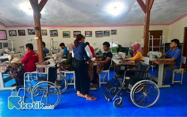 Foto Pendiri Forum Komunikasi Difabel Boyolali (FKDB), Sri Setyaningsih, mengajari penyandang disabilitas menjahit menggunakan mesin jahit elektrik (listrik) di Sanggar Kresna Patra Desa Klewor, Kecamatan Kemusu, Kabupaten Boyolali, Jawa Tengah, Ahad, 8 September 2024. (Foto: Achmad Fazeri/Ketik.co.id)