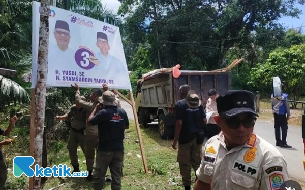 Foto APK milik salah satu paslon Bupati-Wakil Bupati Aceh Jaya dibongkar petugas karena dinilai menyalahi aturan, Jumat, 1 November 2024. (Foto: Cutbang Ampon/Ketik.co.id)