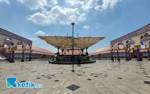 Foto Masjid Agung Jawa Tengah yang memiliki payung hidrolik raksasa. (Foto: Husni Habib/Ketik.co.id)