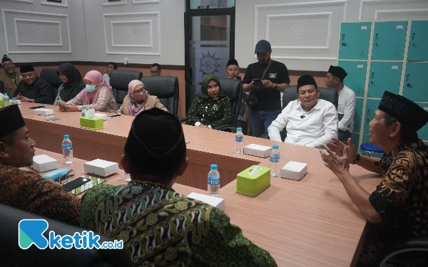 Foto Ketua Pimpinan Daerah Muhammadiyah Sidoarjo Prof Dzo’ul Milal menyambut calon Bupati Sidoarjo Subandi (tengah) dan Cawabup Mimik Idayana di kantor PDM Sidoarjo Jalan Mojopahit, Jumat (1 November 2024). (Foto: Dimas for Ketik.co.id)