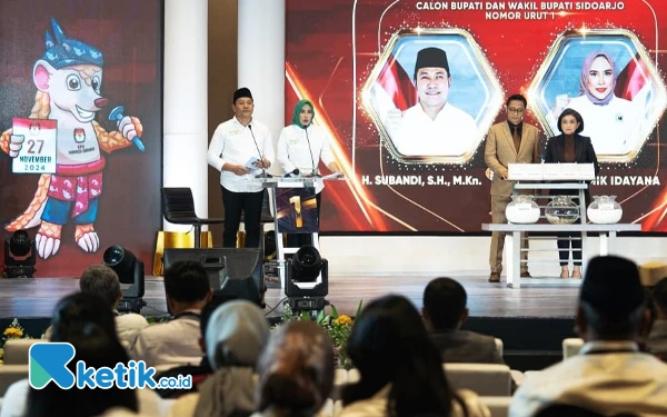 Foto Calon Bupati Sidoarjo Subandi dan calon Wakil Bupati Sidoarjo Mimik Idayana menjawab pertanyaan panelis debat. (Foto: Istimewa)