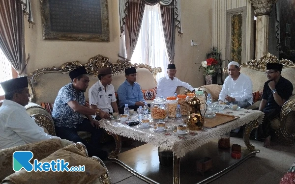 Foto Said Abdullah Ketua DPD PDIP Jatim saat berkunjung ke kediaman KH. Imam Bukhori Kholil di Jl. Halim Perdana Kusuma Bangkalan. (02/11/2024) (Foto. Ismail Hs/Ketik.co.id)