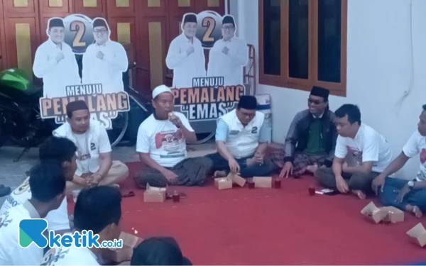 Foto Sultoni Saat melantunkan pantun ajakan untuk dukung Mansur (Foto: Slamet/ketik.co.id)