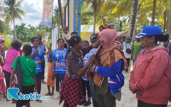 Foto Prosesi penjemputan dengan menggunakan adat di wilayah setempat.(Foto: Abi/ Ketik.co.id)