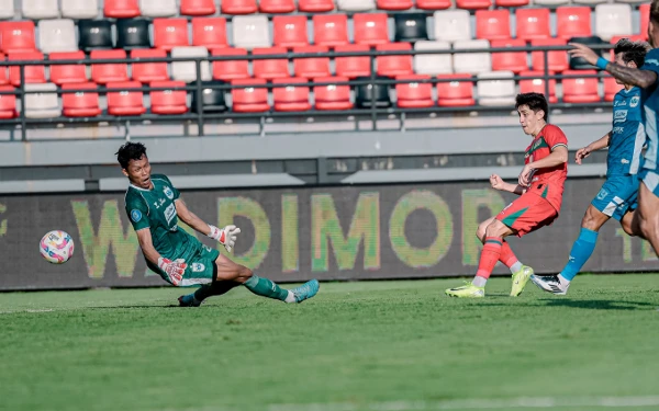 Foto Aksi Francisco Rivera mencoba mencetak hol ke gawang  PSIS Semarang, Sabtu, 2 November 2024. (Foto:Oficial Persebaya)