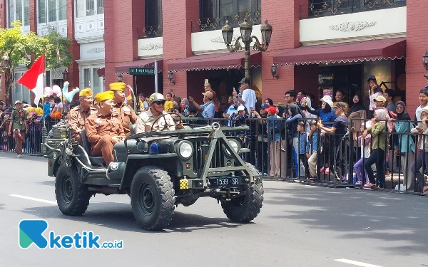 Foto Tak mau ketinggalan para veteran pun ikut memeriahkan Parade Surabaya Juang. (Foto: Husni Habib/Ketik.co.id)