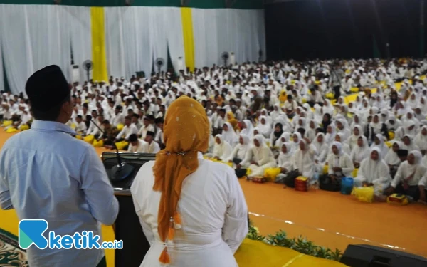 Foto Calon Bupati Sidoarjo Subandi dan calon Wakil Bupati Sidoarjo Mimik Idayana menyampaikan 14 program Kerja BAIK Sidoarjo kepada ribuan Relawan AKAR di GOR Indoor Sidoarjo Sabtu malam (2 November 2024). (Foto: Dimas for Ketik.co.id)