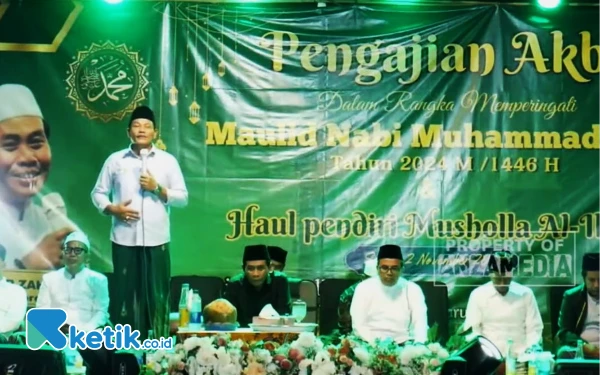 Foto Calon Bupati Sidoarjo Subandi memberikan sambutan singkat saat diundang hadir bersama tokoh masyarakat, para ulama, dan kiai di peringatan Maulid Nabi Muhammad SAW di Desa Tambaksumur, Waru, Sabtu malam (2 November 2024). (Foto: Istimewa)