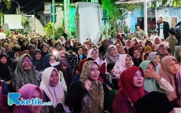 Foto Ribuan jamaah menghadiri pengajian peringatan Maulid Nabi Muhammad SAW dengan penceramah KH Anwar Zahid di Desa Tambaksumur, Kecamatan Waru.  (Foto: Istimewa)