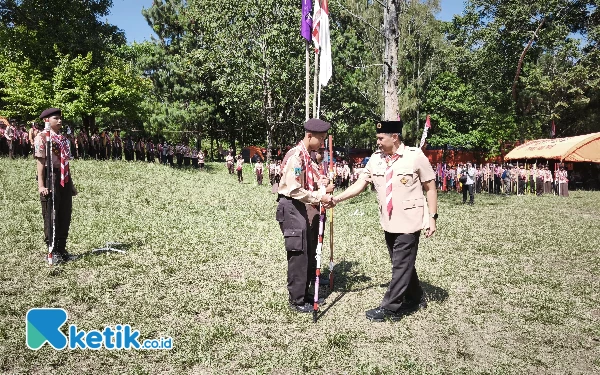 Foto Kepala Dinas Pemuda dan Olahraga Jatim M. Hadi Wawan menyematkan pin peserta Kemah Garuda di Coban Rondo Kabupaten Malang, Minggu 3 November 2024. (Foto: Sholeh/Ketik.co.id)