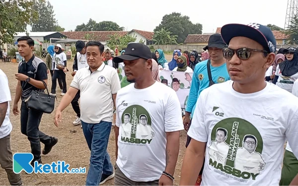 Foto Mansur Hidayat jalan sehat bersama warga kelurahan Sugihwaras (Foto: Slamet/ketik.co.id)