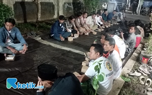 Foto Sebagian Relawan Bolone Kajine Kecamatan Pemalang Khidmat mendengarkan sambutan (Foto: Slamet/ketik.co.id)