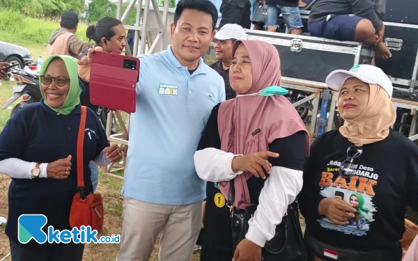 Foto Calon Bupati Sidoarjo Subandi melayani ajakan foto bersama emak-emak pendukung Pasangan BAIK. (Foto: Dimas for Ketik.co.id)