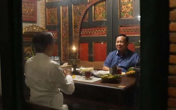 Foto Presiden Prabowo makan bersama Joko Widodo di Angkringan Omah Semar. (Foto: X @prabowo)