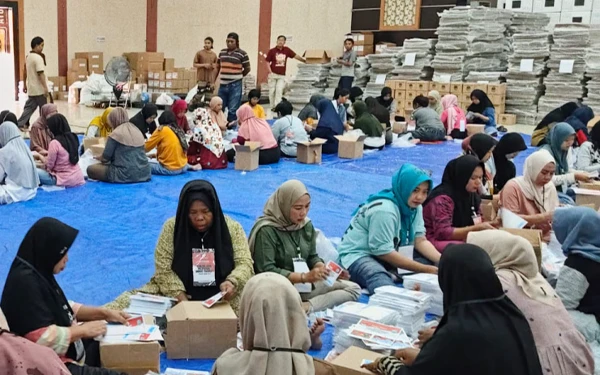 Foto Suasana saat berlangsungnya kegiatan sortir dan pelipatan surat suara Pilkada 2024 di Gedung KPU Situbondo. (Foto: Abdul Hakim/ketik co id)