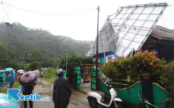 Thumbnail Berita - Awas! Musim Hujan Tiba, Puting Beliung Renggut Puluhan Atap di Pacitan