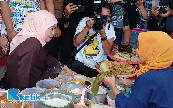 Foto Calon Gubernur Jatim nomor urut 2 Khofifah Indar Parawansa membeli jajan pasar pedaganh di Pasar Atom Surabaya, Senin, 4 November 2024. (Foto: Khaesar/Ketik.co.id)