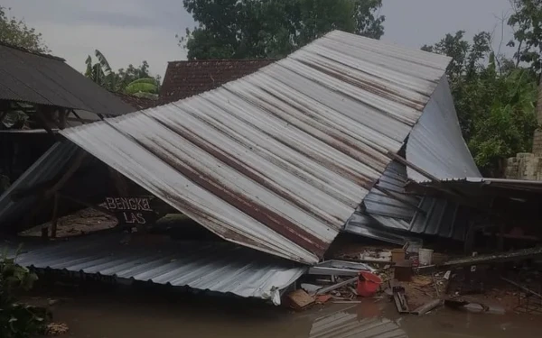 Foto Bengkel las bangunan dari Galvalum yang ambruk di Singgahan (04/11/2024)(Foto Ahmad Istihar/Ketik.co.id)