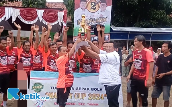 Foto Tim Relawan Masboy, Ivan Kaloka bersama peraih juara pertama Tarzuki dari FC Permata mengangkat Trophy (Foto: Slamet/ketik.co.id)