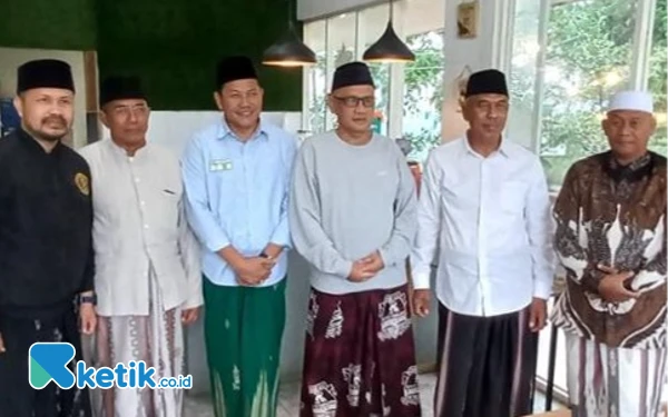 Foto Calon Bupati Sidoarjo Subandi (tengah) bersama Gus Irfan, KH Abdi Manaf, Gus Maimun Siradj, dan kolega saat berada di Jombang. (Foto: Istimewa)