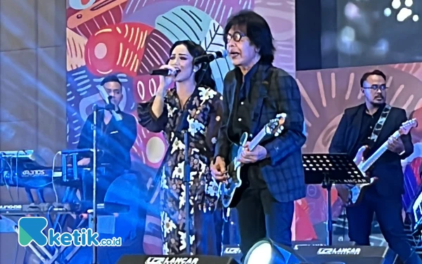 Foto Ian Antono saat tampil bersama Kris Dayanti di Anugerah Sabda Budaya FIB UB. (Foto: Lutfia/Ketik.co.id)