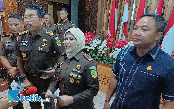 Foto Kajati Jatim Mia Aminati (tengah) dalam keterangan persnya pada awak media, Selasa, 5 November 2024. (Foto: Khaesar/Ketik.co.id)