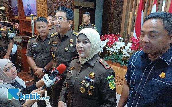 Foto Kajati Jatim Mia Amiati saat dimintai keterangan pers, Selasa, 5 November 2024. (Foto: Khaesar/Ketik.co.id)