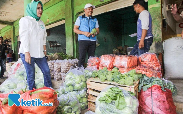 Foto Calon Bupati Sidoarjo Subandi dan calon Wakil Bupati Sidoarjo Mimik Idayana berbelanja dagangan pedagang Pasar Krian pada Selasa (6 November 2024). (Foto: Dimas for Ketik.co.id)