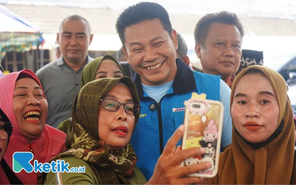 Foto Calon Bupati Sidoarjo Subandi melayani permintaan foto emak-emak pedagang di Pasar Krian. (Foto: Dimas for Ketik.co.id)