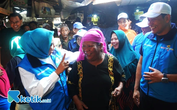 Foto Calon Bupati Sidoarjo dan calon Wakil Bupati Sidoarjo Mimik Idayana melayani permintaan foto emak-emak pedagang Pasar Larangan. (Foto:  Dimas for Ketik.co.id)