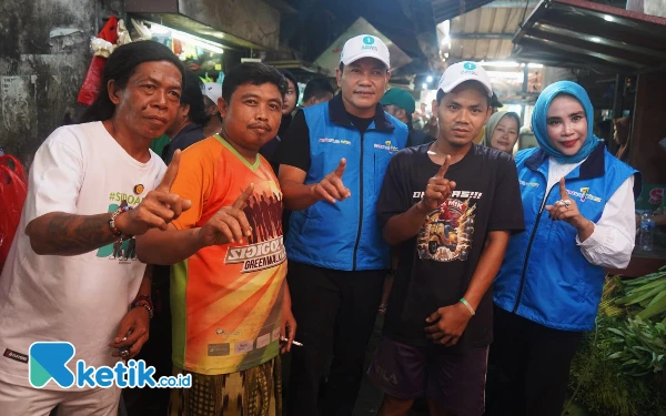 Foto Cak Sodiq New Monata bersama calon Bupati Sidoarjo dan calon Wakil Bupati Sidoarjo Mimik Idayana foto bareng pedagang Pasar Larangan. (Foto:  Dimas for Ketik.co.id)