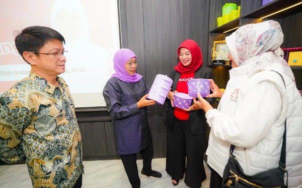 Foto Calon Gubernur Jawa Timur nomor urut 2 Khofifah Indar parawansa saat mengunjungi Pabrik Moorlife, Rabu, 6 November 2024. (Foto: tim media Khofifah)