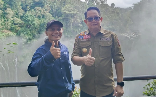 Foto Abdul Karim, Ketua Pokdarwis Tumpak Sewu bersama PJ Gubernur Jawa Timur