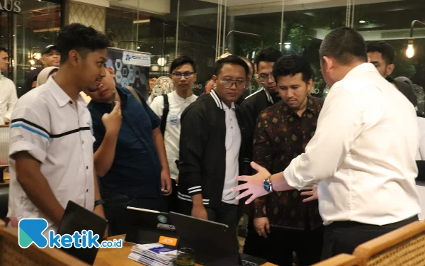 Foto Calon Wakil Gubernur Jatim nomor urut 2 Emil Elestianto Dardak melihat beberapa teknologi kedokteran, Kamis, 7 November 2024. (Foto: Khaesar/Ketik.co.id)