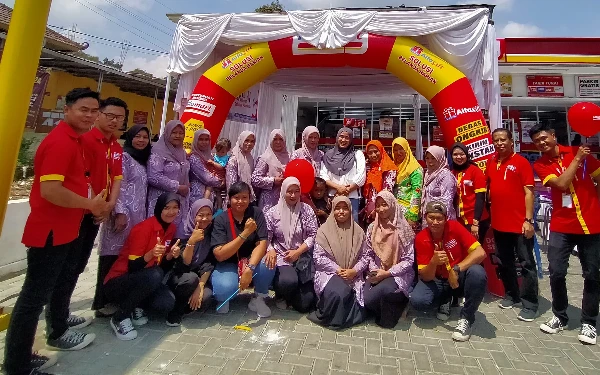 Foto Karyawan Alfamart bersama ibu-ibu yang aktif  di kegiatan Alfamart Sahabat Posyandu. (Foto: IST)